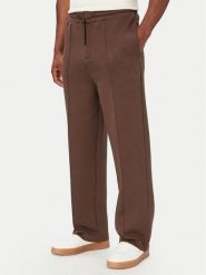 Guess Spodnie materiałowe Herald Z6YB17 K4995 Brązowy Straight Fit. Brązowe spodnie materiałowe męskie Guess, z aplikacjami, z bawełny. Za 434.99 zł.