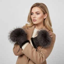 Mitenki damskie Luka-Pelli, rękawiczki bez palców z naturalnym futrem jenot, czekolada. Brązowe rękawiczki damskie Luka Pelli, na zimę, bez wzorów, ze skóry. Za 249.00 zł.