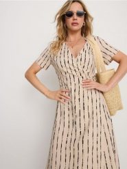 Wiskozowa kopertowa sukienka midi w paski - kremowy. Białe sukienki damskie Sinsay, l, bez wzorów, z wiskozy, bez kołnierzyka, bez ramiączek, midi, kopertowe. Za 49.99 zł.