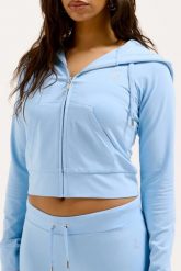 JUICY COUTURE Błękitna bluza damska Single Jersey Ola Hoodie. Niebieskie bluzy bez kaptura damskie Juicy Couture, s, z jersey. W wyprzedaży za 255.99 zł.