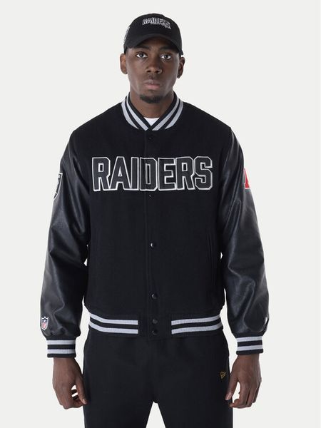 New Era Kurtka bomber New Era NFL Las Vegas Raiders Varsity 60596371 Czarny Regular Fit. Czarne kurtki męskie New Era, l, bez wzorów, z syntetyku, bez kaptura. Za 809.99 zł.