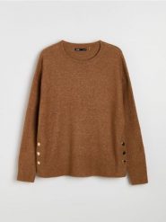 Sweter chunky z rozcięciem i ozdobnymi guzikami - brązowy. Brązowe swetry klasyczne damskie Sinsay, l, bez kołnierzyka. Za 59.99 zł.