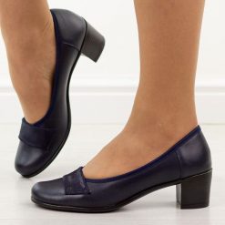 Granatowe skórzane Polskie czółenka damskie na obcasie Gregors 1048. Niebieskie czółenka damskie GREGORS, z aplikacjami, ze skóry, z okrągłym noskiem, bez obcasa, na obcasie. Za 349.00 zł.