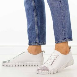 Białe skórzane półbuty damskie Potocki 19434. Białe półbuty damskie POTOCKI, w ażurowe wzory, z jeansu, casualowe, bez obcasa, na płaskiej podeszwie. Za 219.00 zł.