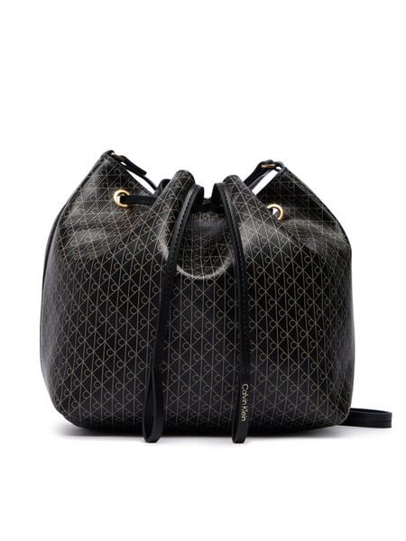 Calvin Klein Torebka Emblem Aop Drawstring Bucket LV04F3785G Czarny. Czarne torebki klasyczne damskie CALVIN KLEIN, bez wzorów, ze skóry, bez dodatków. Za 489.99 zł.