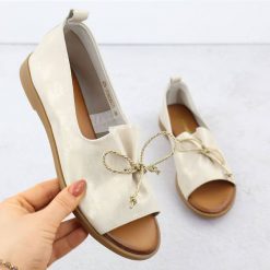 Skórzane półbuty z odkrytymi palcami złote Cambell SZ00656. Żółte półbuty damskie Cambell, bez wzorów, ze skóry, z otwartym noskiem, bez obcasa. Za 169.99 zł.