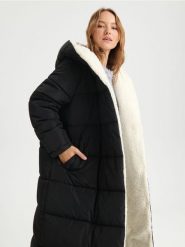 Płaszcz pikowany z kapturem - czarny. Czarne płaszcze damskie Sinsay, l, bez wzorów, z futra. Za 179.99 zł.