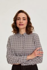 Koszula damska w geometryczny print biała. Białe koszule damskie MOODO, s, bez wzorów, z wiskozy, bez kołnierzyka, bez ramiączek. Za 89.99 zł.