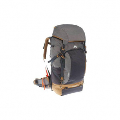 Plecak trekkingowy TRAVEL 500 50l z możliwością zamknięcia na kłódkę męski. Szare plecaki męskie FORCLAZ, bez wzorów, z materiału. Za 349.99 zł.