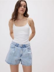 Jeansowe szorty z zakładkami - niebieski. Niebieskie szorty damskie Reserved, bez wzorów, z denimu. Za 99.99 zł.