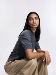 Sweter z krótkim rękawem - ciemnoszary. Szare swetry klasyczne damskie Reserved, l, z dzianiny, bez kołnierzyka. Za 89.99 zł.