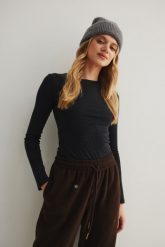 Dopasowany top z długim rękawem w kolorze WASHED BLACK- PRETO-XS. Czarne topy damskie Marsala, xs, bez wzorów, z bawełny, bez kołnierzyka. W wyprzedaży za 47.97 zł.