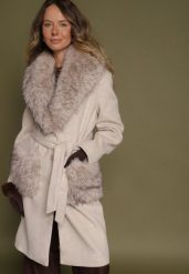 Beżowy Płaszcz Wiązany w Talii z Futrzanym Kołnierzem i Kieszeniami Perrie. Brązowe płaszcze damskie Born2be, l, bez wzorów, z dzianiny, eleganckie. Za 279.99 zł.