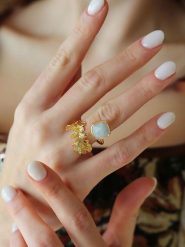 Pierres delicates Pozłacany pierścionek z kamieniem księżycowym rozmiar: onesize. Białe pierścionki damskie Pierres delicates, z kamieniem księżycowym, pozłacane. Za 43.99 zł.