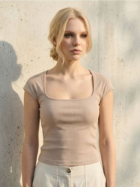 Bawełniana prążkowana koszulka z dekoltem karo - beżowy. Brązowe t-shirty damskie Sinsay, l, bez wzorów, z bawełny, bez kołnierzyka. Za 25.99 zł.