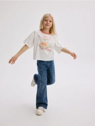 T-shirt z aplikacją - koralowy. Pomarańczowe koszulki dziewczęce Reserved, z aplikacjami, z bawełny, bez ramiączek. W wyprzedaży za 22.99 zł.