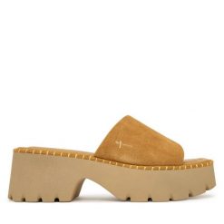 Klapki Tamaris. Brązowe klapki damskie Tamaris, bez wzorów, bez obcasa. Za 329.99 zł.