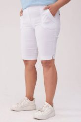 Komfortowe białe spodnie bermudy PLUS SIZE XXL OVERSIZE. Białe spodnie materiałowe damskie Nasi partnerzy, bez wzorów, z elastanu, plus size. Za 139.90 zł.