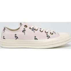 Converse - Tenisówki. Czerwone trampki i tenisówki damskie Converse, bez wzorów, z materiału. W wyprzedaży za 239.90 zł.