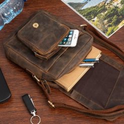 Torba męska skórzana na ramię mała listonoszka brązowa nubuk Beltimore S12. Brązowe torby męskie na ramię bez wzorów, z nubiku, na ramię, małe. Za 239.90 zł.