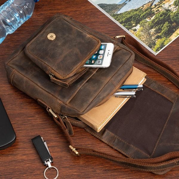 Torba męska skórzana na ramię mała listonoszka brązowa nubuk Beltimore S12. Brązowe torby męskie na ramię bez wzorów, z nubiku, na ramię, małe. Za 239.90 zł.