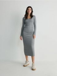 Dzianinowa sukienka maxi - ciemnoszary. Szare sukienki damskie Reserved, l, bez wzorów, z bawełny, bez kołnierzyka, bez ramiączek, maxi, dopasowane. W wyprzedaży za 29.99 zł.