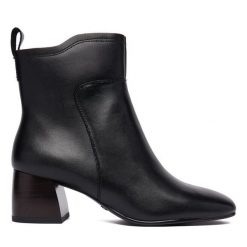 Botki Tamaris. Czarne botki damskie Tamaris, bez obcasa, na słupku, bez zapięcia. Za 419.99 zł.