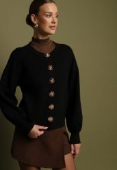 Czarny Kardigan z Wiskozą z Ozdobnymi Napami i Bufiastymi Rękawami Acallte. Czarne kardigany damskie Born2be, uniwersalny, bez wzorów, z dzianiny. Za 129.99 zł.