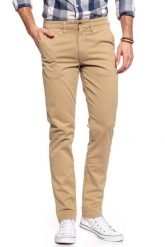 WRANGLER SPODNIE MĘSKIE CHINO GOLDEN SAND W16LRN223 112127318. Żółte spodnie materiałowe męskie Wrangler, bez wzorów, z materiału. W wyprzedaży za 119.99 zł.