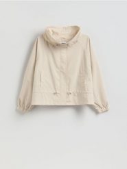 Krótka parka ze ściągaczami - kremowy. Białe parki damskie Reserved, l, bez wzorów, z tkaniny. Za 159.99 zł.