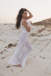 Spodnie z wiskozy o luźnym kroju w kolorze WHITE - SAN DIEGO-M. Białe spodnie materiałowe damskie Marsala, bez wzorów, z nylonu, eleganckie. W wyprzedaży za 144.95 zł.