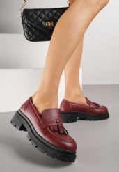 Bordowe Mokasyny na Platformie Ozdobione Frędzlami Sewrisa. Czerwone mokasyny damskie Renee, z jeansu. Za 79.99 zł.