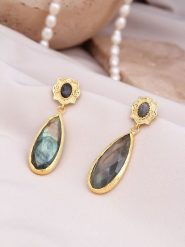 Pierres delicates Pozłacane kolczyki-wkrętki z labradorytami rozmiar: onesize. Żółte kolczyki damskie Pierres delicates, z labradorytem, pozłacane. Za 91.56 zł.