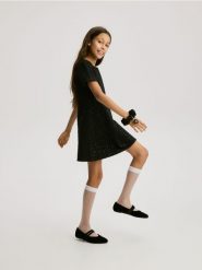 Tweedowa sukienka z cekinami - czarny. Czarne sukienki dziewczęce Reserved, bez wzorów, z dzianiny, bez ramiączek. Za 89.99 zł.