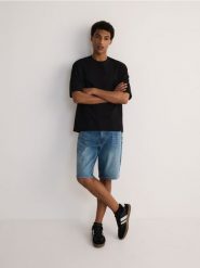 Jeansowe szorty slim fit - indigo jeans. Niebieskie szorty męskie Reserved, z denimu, bez kołnierzyka. Za 119.99 zł.