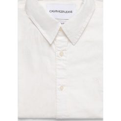 Calvin Klein Jeans - Koszula. Białe koszule męskie Calvin Klein Jeans, l, bez wzorów, z bawełny, bez kołnierzyka, bez ramiączek. W wyprzedaży za 159.90 zł.