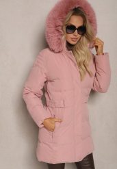 Ciemnoróżowa Pikowana Kurtka Taliowana z Odpinanym Kapturem i Futerkiem Raithia. Czerwone kurtki damskie Renee, l, z aplikacjami, z dzianiny. Za 229.99 zł.