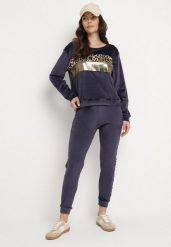Granatowy Komplet Dresowy z Weluru Ozdobiony Wzorem w Cętki z Bluzą i Spodniami Cooperia. Niebieskie bluzy bez kaptura damskie Born2be, m, z dresówki. Za 79.99 zł.