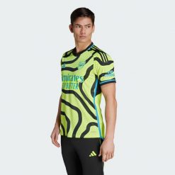 Koszulka wyjazdowa Arsenal 23/24. Czarne t-shirty sportowe męskie Adidas, bez ramiączek, do piłki nożnej. Za 449.00 zł.