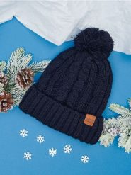 Czapka z pomponem - granatowy. Niebieskie czapki męskie Sinsay, z aplikacjami, ze splotem. Za 29.99 zł.