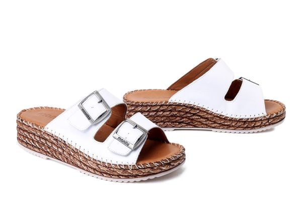 MANITU 900183-03 weiss, klapki damskie. Białe klapki damskie Manitu, bez wzorów, ze skóry, bez obcasa. Za 269.90 zł.