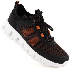 Buty sportowe męskie wsuwane czarne McKeylor 19830. Czarne buty sportowe na co dzień męskie McKeylor, z materiału, bez zapięcia, trekkingowe. Za 84.00 zł.