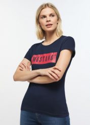 MUSTANG ALINA C LOGO TEE DAMSKI T-SHIRT KOSZULKA LOGO BLUE NIGHTS 1013220 4085. Niebieskie bluzki damskie Mustang, l, bez wzorów, z bawełny, klasyczne, bez kołnierzyka, bez ramiączek. Za 69.99 zł.