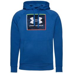 Bluza sportowa męska Under Armour Rival Fleece Graphic Hoodie. Niebieskie bluzy sportowe męskie Under Armour, bez wzorów, sportowe, bez kołnierzyka, bez ramiączek. Za 368.00 zł.