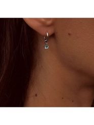 Les Petites Précieuses Srebrne kolczyki-kreole z topazem rozmiar: onesize. Niebieskie kolczyki damskie Les Petites Précieuses, z topazem, srebrne. Za 130.50 zł.