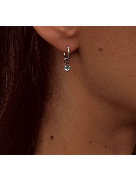 Les Petites Précieuses Srebrne kolczyki-kreole z topazem rozmiar: onesize. Niebieskie kolczyki damskie Les Petites Précieuses, z topazem, srebrne. Za 139.20 zł.