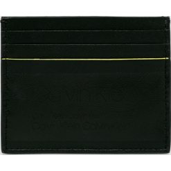 Calvin Klein - Portfel skórzany. Czarne portfele męskie CALVIN KLEIN, bez wzorów, z materiału. W wyprzedaży za 119.90 zł.