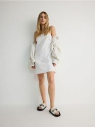 Ażurowa sukienka mini - biały. Białe sukienki damskie Reserved, l, w ażurowe wzory, z bawełny, bez kołnierzyka, bez ramiączek, mini. W wyprzedaży za 39.99 zł.