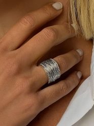 Les Petites Précieuses Srebrny pierścionek z cyrkoniami rozmiar: 60. Szare pierścionki damskie Les Petites Précieuses, z cyrkonią, srebrne. Za 277.36 zł.