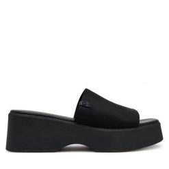 Klapki Aldo. Czarne klapki damskie Aldo, bez wzorów, bez obcasa. Za 259.99 zł.